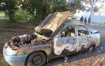 В Медногорске мужчина хотел помириться с экс-супругой, но вместо этого сжег ее машину