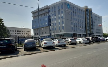 По улице Орской у областного перинатального центра снова бегут ручьи
