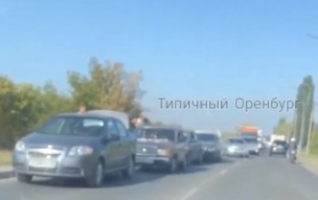 Под Оренбургом ДТП в Кушкулях парализовало движение по Шарлыкскому шоссе