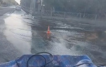 В Оренбурге затопило перекресток улиц Всесоюзной и Волгоградской
