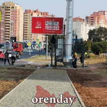 На улице Салмышской Оренбурга сотовую вышку поставили посреди тротуара