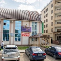 Рядом с бывшей гостиницей 