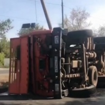 В Оренбурге на пересечении улиц Беляевская и Донгузская опрокинулся КАМАЗ-бетономешалка