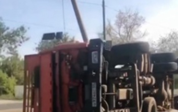 В Оренбурге на пересечении улиц Беляевская и Донгузская опрокинулся КАМАЗ-бетономешалка