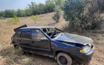 В Октябрьском районе из-за выкатившегося на дорогу колеса водитель «ВАЗ-21140» слетел в кювет