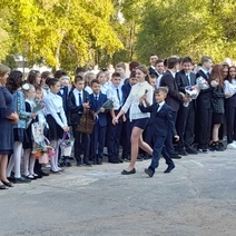 В Оренбурге за парты сели сегодня более 8 тысяч первоклашек