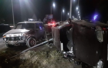 В Соль-Илецке автомобиль ВАЗ-211440 после ДТП въехал в дорожный знак и опрокинулся на бок
