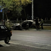 В Оренбурге на улице Чкалова ночью иномарка влетела в столб