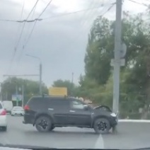 В Оренбурге на улице Пролетарской внедорожник 