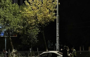 В Оренбурге на улице Чкалова ночью иномарка влетела в столб