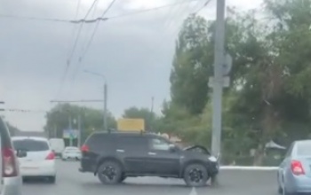 В Оренбурге на улице Пролетарской внедорожник 