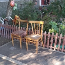 В Кувандыке при благоустройстве двора вместо лавочек поставили стулья