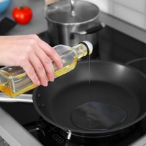 В Беляевском районе женщина плеснула в знакомого горячим маслом из сковороды