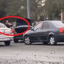 Вернулись 90-ые: в центре Оренбурга мужчина угрожал оппоненту ружьем