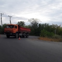 В Орске прямо на ходу из кабины КамАЗа выпала 18-летняя девушка