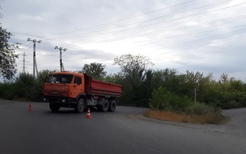 В Орске прямо на ходу из кабины КамАЗа выпала 18-летняя девушка