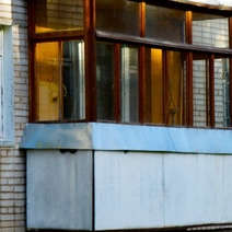 В Новотроицке сын вытолкнул мать с балкона пятого этажа (18+)