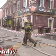 В Оренбурге в центре города горит пиццерия