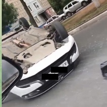 В Оренбурге на улице Волгоградской опрокинулся автомобиль такси