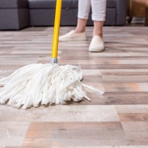 В Новосергиевке мужчина со шваброй в руках грозился расстрелять полицейских