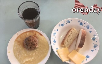 В Оренбурге школьники пожаловались на сырые котлеты