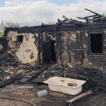 В Оренбурге в поселке Подмаячном на пожаре в заброшенном доме едва не сгорел мужчина (18+)