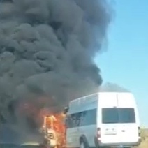На трассе под Оренбургом сильно полыхал микроавтобус