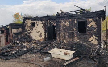 В Оренбурге в поселке Подмаячном на пожаре в заброшенном доме едва не сгорел мужчина (18+)