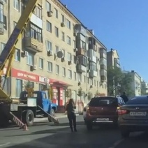 В Оренбурге на улице Максима Горького водители ездят лишь по одной полосе