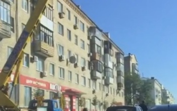 В Оренбурге на улице Максима Горького водители ездят лишь по одной полосе