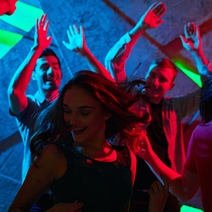 В Новотроицке у пьяного посетителя кафе украли телефон и 205 000 рублей