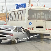 В Оренбурге ВАЗ-2112 залетел под автобус ПАЗ