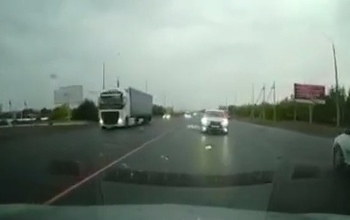 В Оренбурге водитель автомобиля Lexus, ехавший по «встречке», едва не погубил целую семью