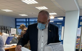     Действующие депутаты Заксоба голосуют на выборах 