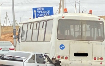В Оренбурге ВАЗ-2112 залетел под автобус ПАЗ