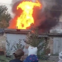 В Бузулуке полыхали сразу несколько гаражей