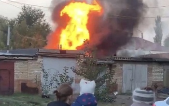В Бузулуке полыхали сразу несколько гаражей