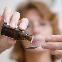 В Оренбуржье отказавшаяся дышать в трубку автоледи заявила, что выпила несколько флаконов настойки от боли в горле