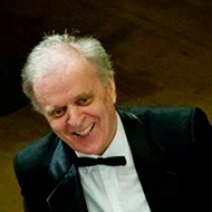 В Санкт-Петербурге скончался известный пианист из Орска