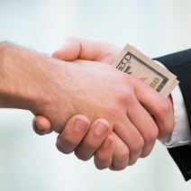 Экс-чиновника из Соль-Илецка подозревают в получении взятки