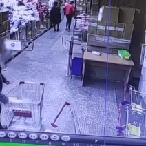 В Оренбурге в магазине мужчина прикарманил забытый в тележке кошелек