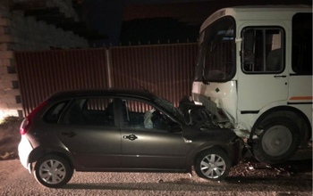 В Оренбурге автомобиль Lada Granta посреди ночи въехал в автобус, есть пострадавшая
