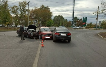В Оренбурге столкнулись три автомобиля, пострадали грудничок и девушка-подросток
