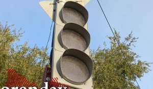 В Оренбурге на оживленном участке установили новый светофор, но пока не включили