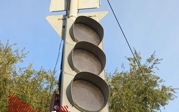 В Оренбурге на оживленном участке установили новый светофор, но пока не включили