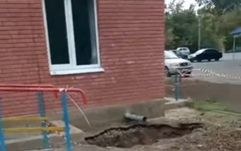 В Оренбурге жители дома, выходя из подъезда, рискуют очутиться в яме