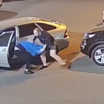 В Оренбурге отметелили пьяного водителя, который пытался уехать с места ДТП