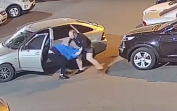 В Оренбурге отметелили пьяного водителя, который пытался уехать с места ДТП