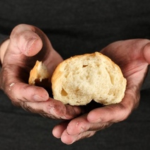 В Оренбурге больного бездомного выгнали с остановки, на которой он жил