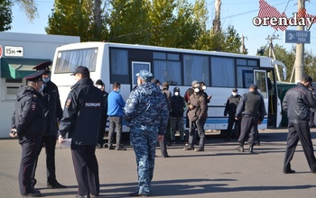 В Оренбурге рынок Петровский оцепили полицейские